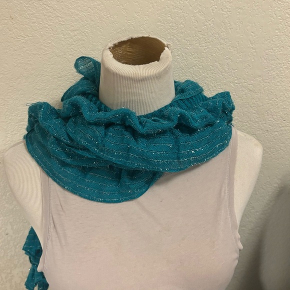 Elegant scrunchie scarf in turquoise - Picture 5 of 11